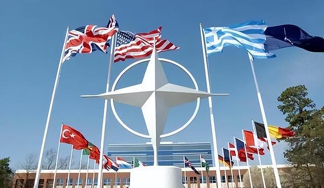 100多国派人送葬，老哈梅灵柩出现前，特朗普问罪31国：荒谬 - 5