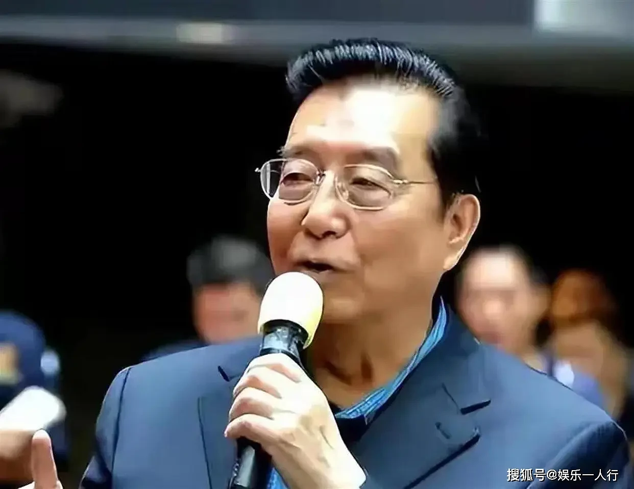 87岁李双江住院休养，身旁陪伴的不是小儿子 - 1