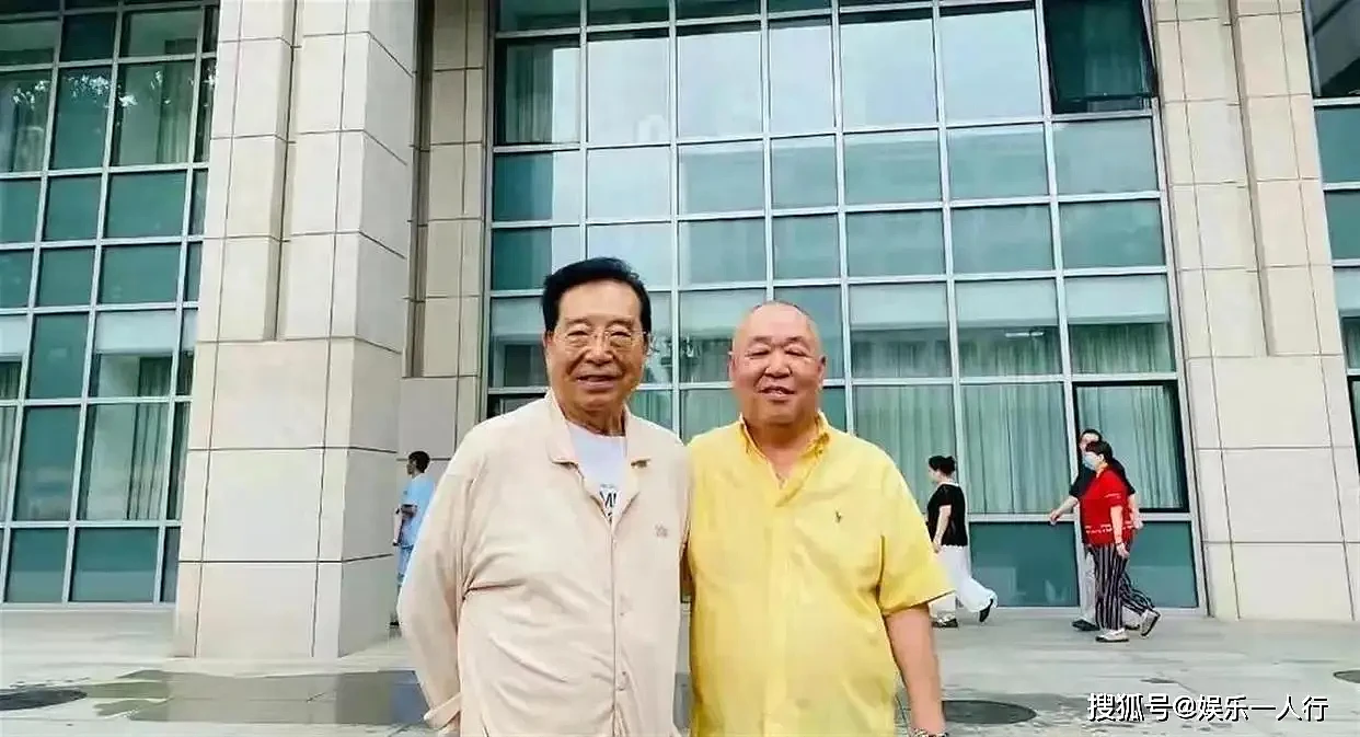 87岁李双江住院休养，身旁陪伴的不是小儿子 - 3