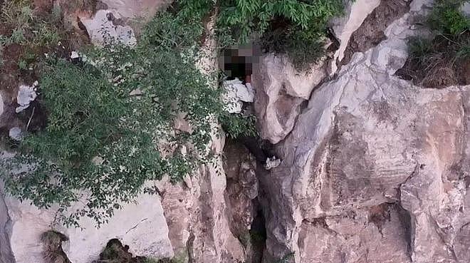 山西女子摸黑上山看日出，一脚踩空坠下百米高崖！所幸卡岩峰捡回一条命（组图） - 1