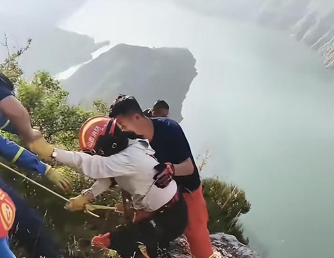 山西女子摸黑上山看日出，一脚踩空坠下百米高崖！所幸卡岩峰捡回一条命（组图） - 7