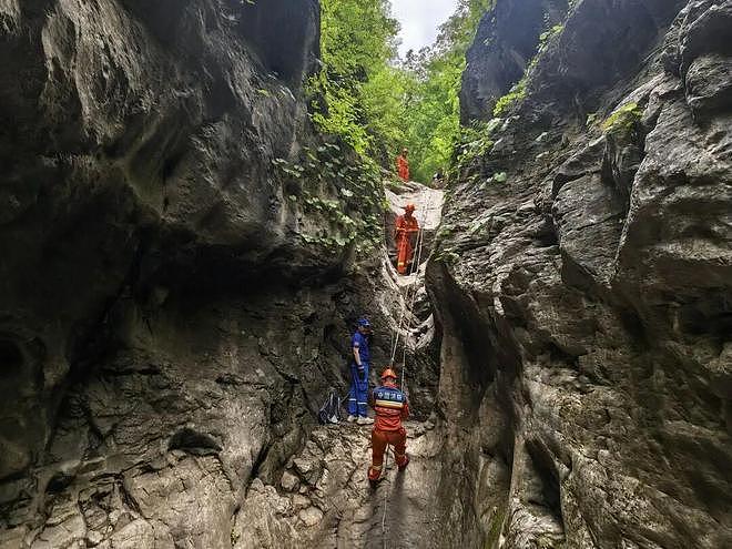 山西女子摸黑上山看日出，一脚踩空坠下百米高崖！所幸卡岩峰捡回一条命（组图） - 10