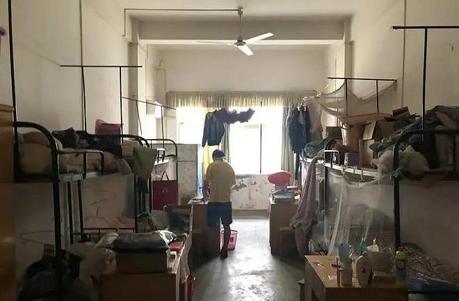 清华大学因“宿舍太差”冲上热搜!网友辣评:狗看了都摇头! - 3