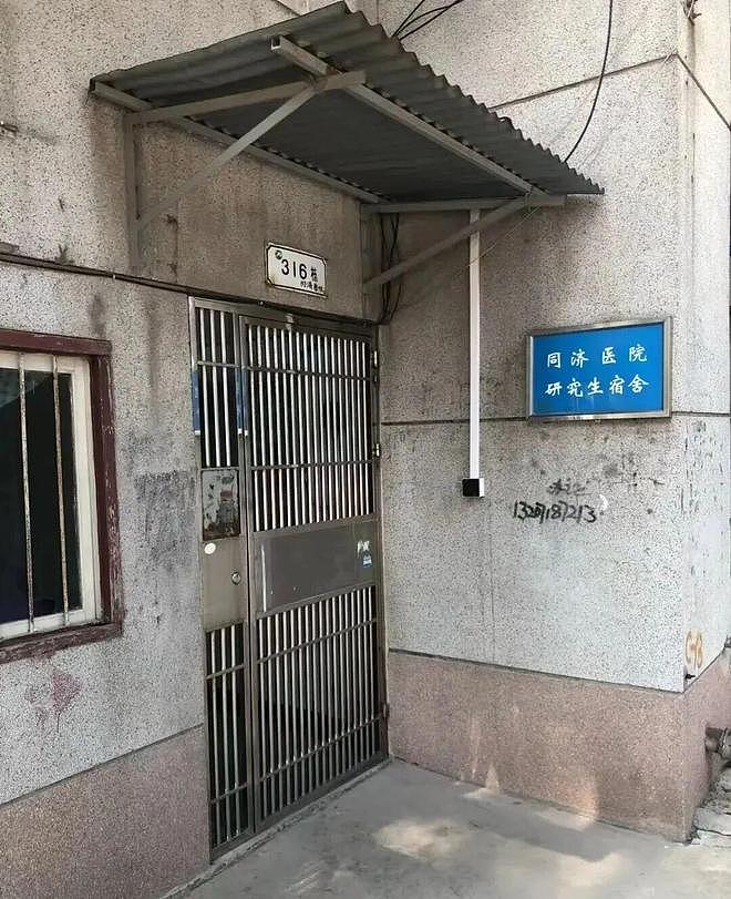清华大学因“宿舍太差”冲上热搜!网友辣评:狗看了都摇头! - 5