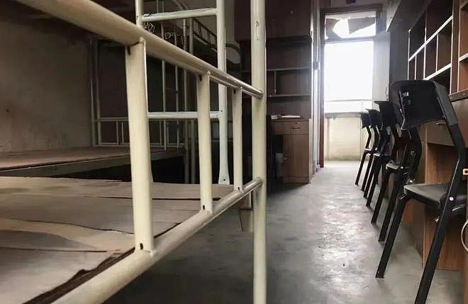 清华大学因“宿舍太差”冲上热搜!网友辣评:狗看了都摇头! - 9