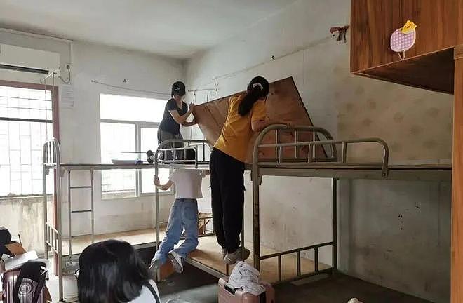 清华大学因“宿舍太差”冲上热搜!网友辣评:狗看了都摇头! - 10