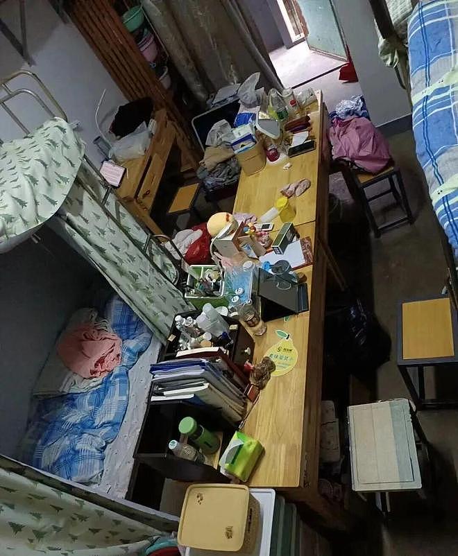 清华大学因“宿舍太差”冲上热搜!网友辣评:狗看了都摇头! - 11