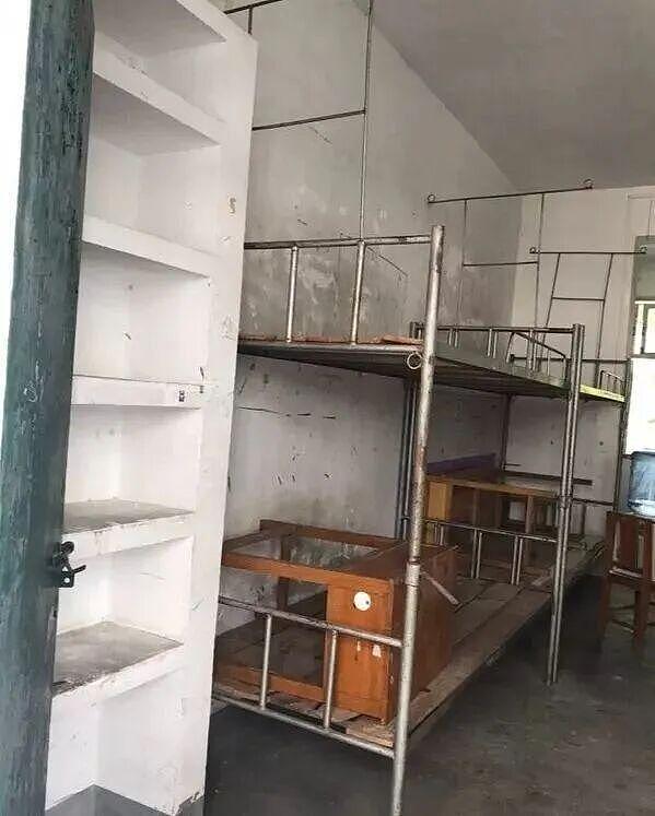 清华大学因“宿舍太差”冲上热搜!网友辣评:狗看了都摇头! - 15