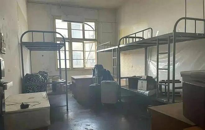 清华大学因“宿舍太差”冲上热搜!网友辣评:狗看了都摇头! - 18