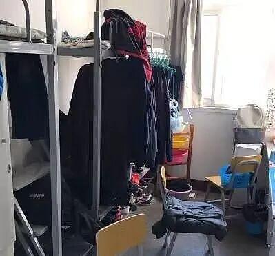 清华大学因“宿舍太差”冲上热搜!网友辣评:狗看了都摇头! - 20