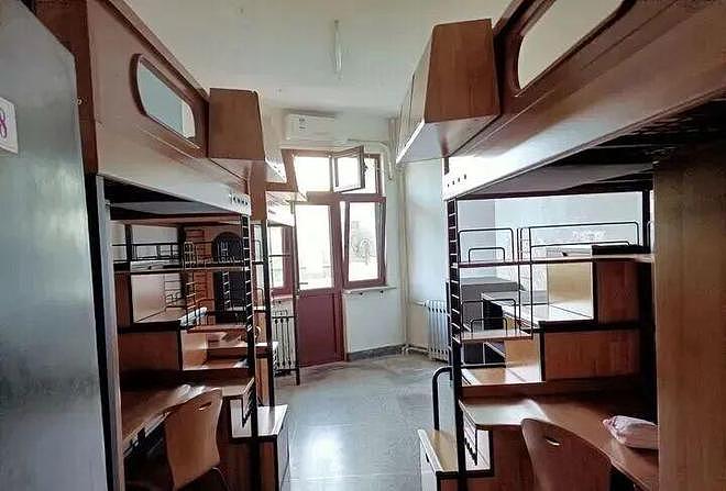 清华大学因“宿舍太差”冲上热搜!网友辣评:狗看了都摇头! - 27