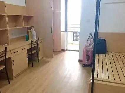清华大学因“宿舍太差”冲上热搜!网友辣评:狗看了都摇头! - 30
