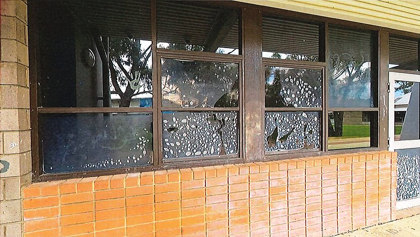 珀斯公校现状曝光:屋顶漏雨、厕所破旧...校长集体喊话政府!(组图) - 2