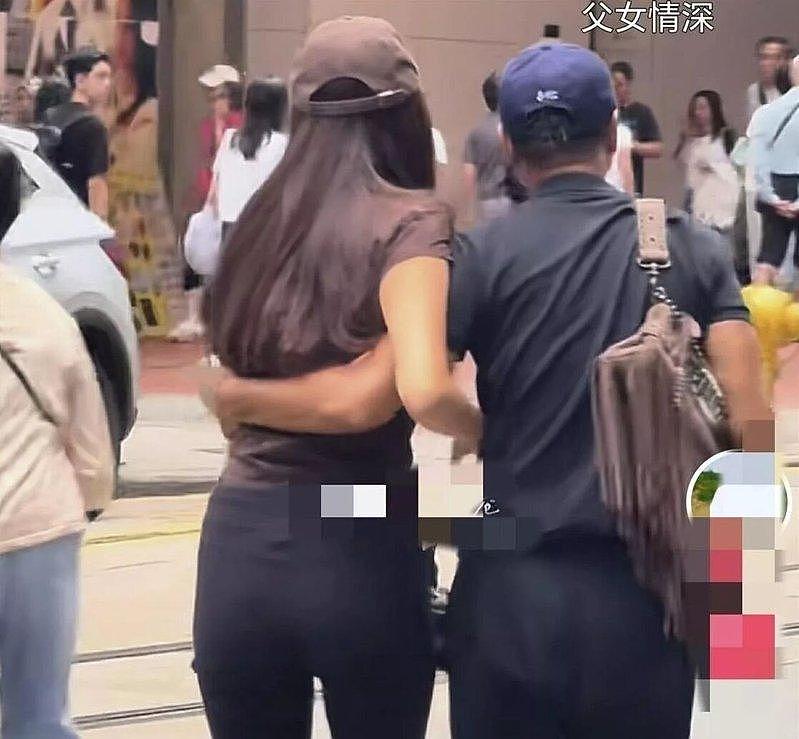 71岁任达华搂女儿腰过马路，网批没边界感（组图） - 1