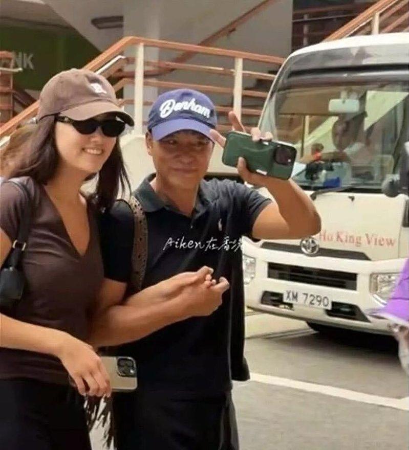 71岁任达华搂女儿腰过马路，网批没边界感（组图） - 2