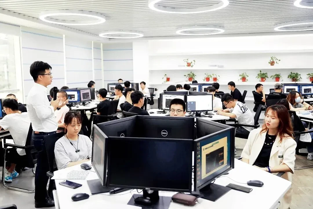 等不及毕业了！年薪600万抢人...（组图） - 2