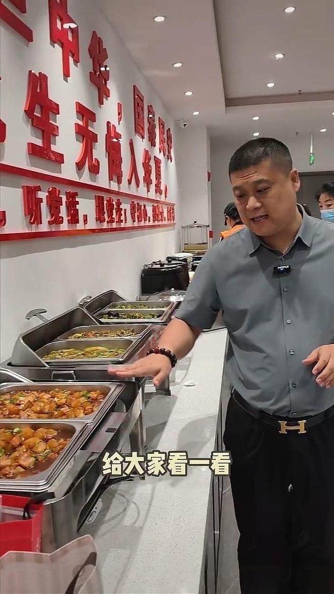 齐齐哈尔一老板在自家酒楼旁开“一元饭堂”，1荤2素仅需1元钱还能续餐（组图） - 3