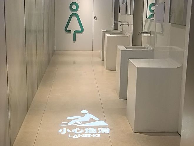 岳麓山保洁阿姨厕所吃饭引热议，当事人回应为防止儿童滑倒 - 1