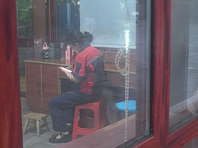 岳麓山保洁阿姨厕所吃饭引热议，当事人回应为防止儿童滑倒 - 3