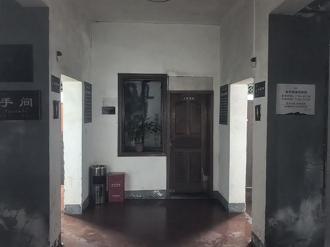 岳麓山保洁阿姨厕所吃饭引热议，当事人回应为防止儿童滑倒 - 4