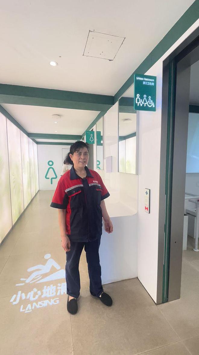 岳麓山保洁阿姨厕所吃饭引热议，当事人回应为防止儿童滑倒 - 5