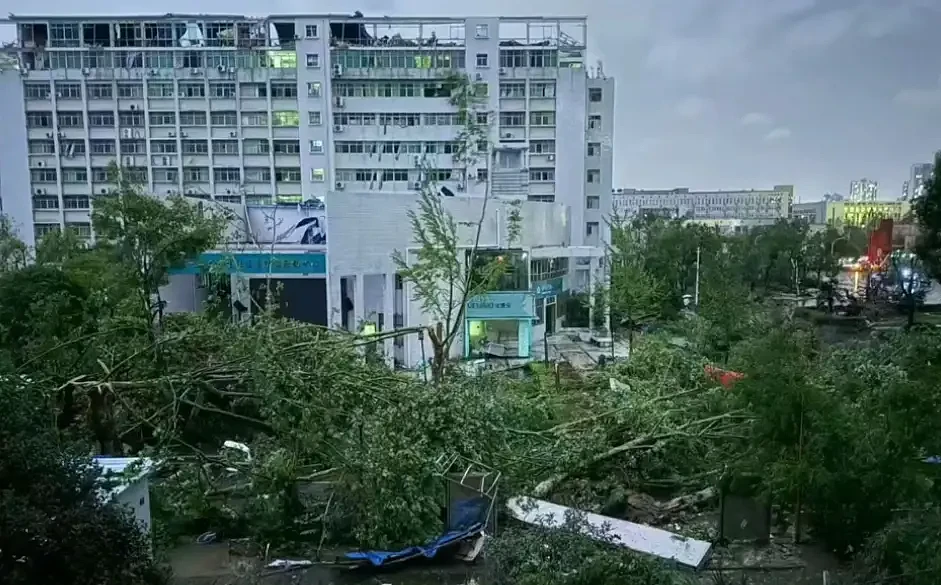 龙卷风袭击湖北一高校,体育场顶棚疑被掀翻.... - 6