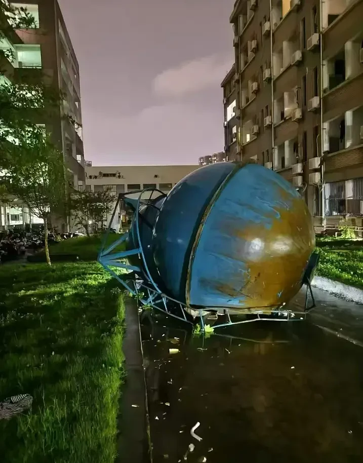 龙卷风袭击湖北一高校,体育场顶棚疑被掀翻.... - 7