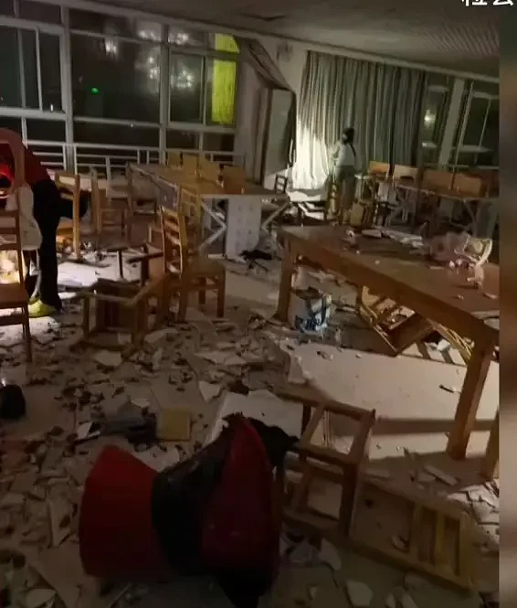 龙卷风袭击湖北一高校,体育场顶棚疑被掀翻.... - 8