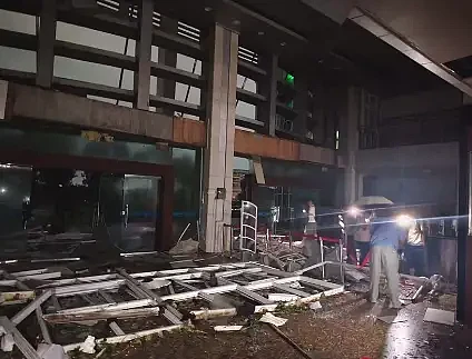 龙卷风袭击湖北一高校,体育场顶棚疑被掀翻.... - 9