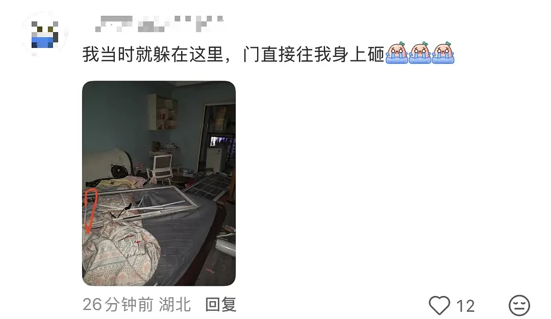 龙卷风袭击湖北一高校,体育场顶棚疑被掀翻.... - 13