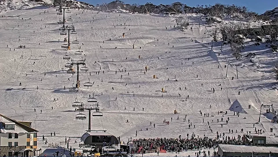 新州知名滑雪场被“挤爆”!滑雪者蜂拥而至,数百人排队等缆车(组图) - 2
