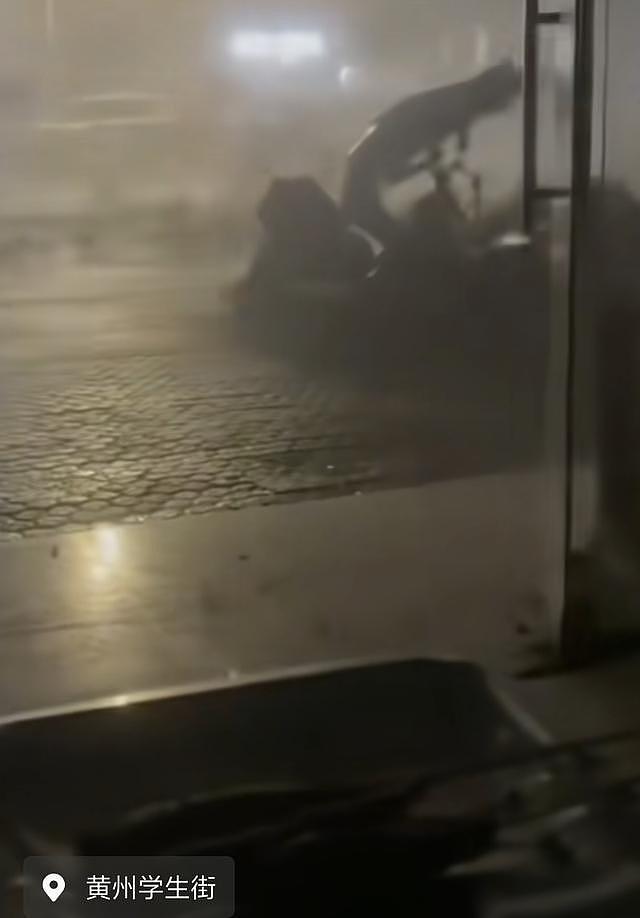 龙卷风夜袭湖北黄冈，体育场顶棚被掀翻，玻璃炸裂学生躲桌下避险，现场商户称“风眼”附近受损严重（组图） - 1