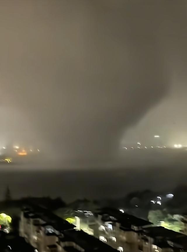 龙卷风夜袭湖北黄冈，体育场顶棚被掀翻，玻璃炸裂学生躲桌下避险，现场商户称“风眼”附近受损严重（组图） - 2