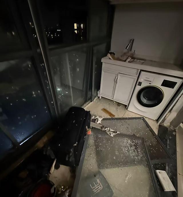 龙卷风夜袭湖北黄冈，体育场顶棚被掀翻，玻璃炸裂学生躲桌下避险，现场商户称“风眼”附近受损严重（组图） - 3
