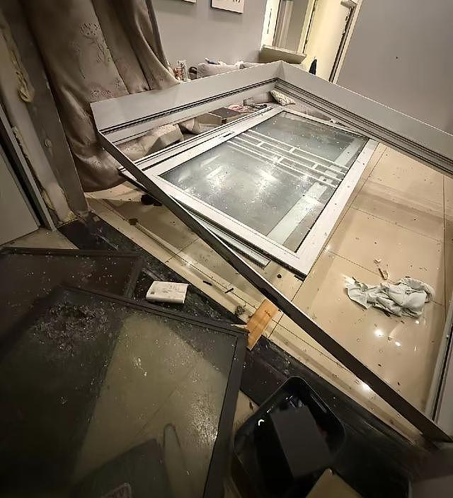 龙卷风夜袭湖北黄冈，体育场顶棚被掀翻，玻璃炸裂学生躲桌下避险，现场商户称“风眼”附近受损严重（组图） - 4
