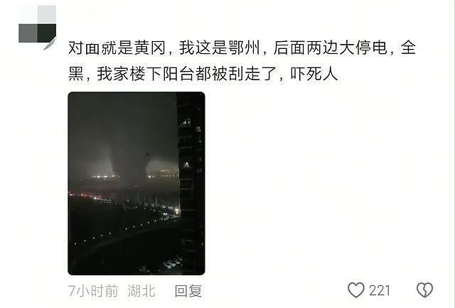 龙卷风夜袭湖北黄冈，体育场顶棚被掀翻，玻璃炸裂学生躲桌下避险，现场商户称“风眼”附近受损严重（组图） - 5