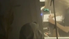 恐怖！澳男深夜趴窗偷窥13岁女孩，邻居当场将其按倒送警（组图）