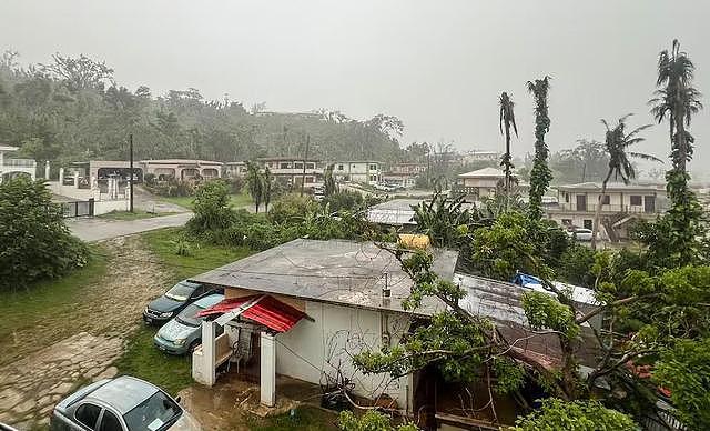 台风巴威直扑美属小岛,风速290浪高十层楼,气象局警告会没命(组图) - 8