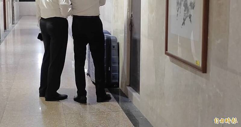 张国华律师“2卡行李箱”塞1.2亿钱砖！他曝惊人重量：搬完腰闪到（组图） - 2