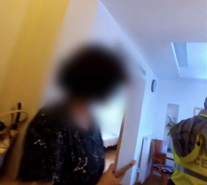 离了大谱！男子前脚打赏主播几十万，后脚偷邻居几百元旧电视！亲妈也崩溃：求国家“好好管管他”（组图） - 2