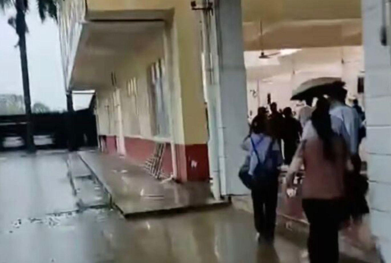 广西暴雨300人躲学校围墙遭冲垮受困，灾民：已超过一天没进食（组图） - 5
