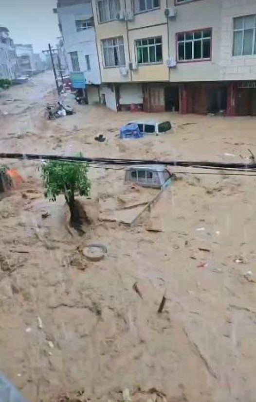 广西暴雨300人躲学校围墙遭冲垮受困,灾民:已超过一天没进食(组图) - 8