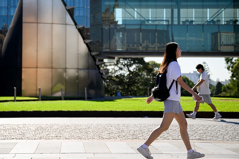 澳洲大学刚毕业薪资就差4.7%？女性起薪竟全面落后男性 - 1