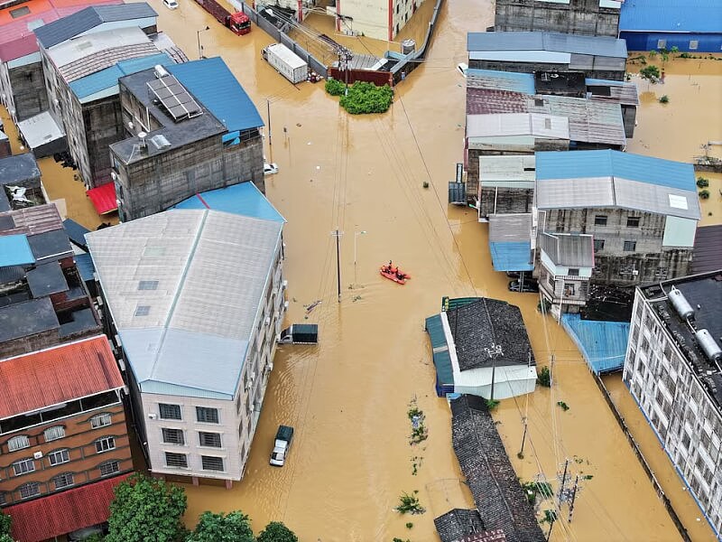 中国多地暴雨洪灾致15死，62条河流超警戒水位 - 1