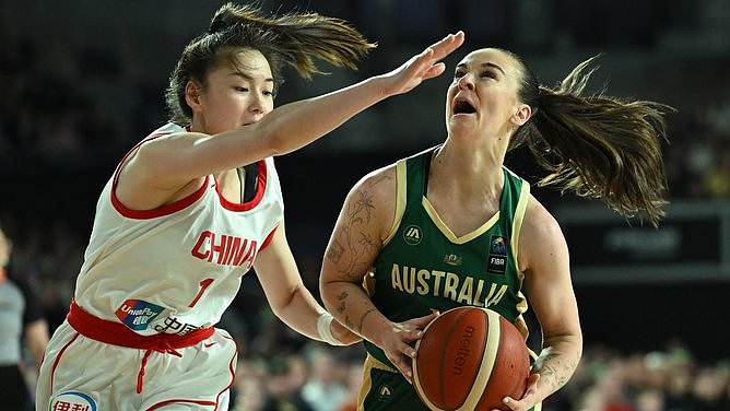 220公分女巨人狂斩28分，中国女篮仍2分惜败澳洲 - 1
