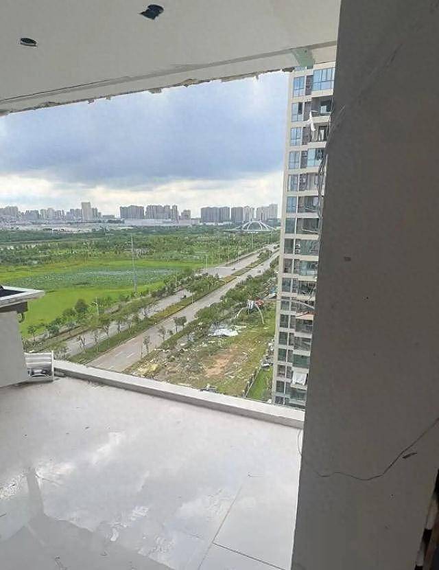 湖北男被从12楼家中吸走!整栋楼都被掏空 - 9