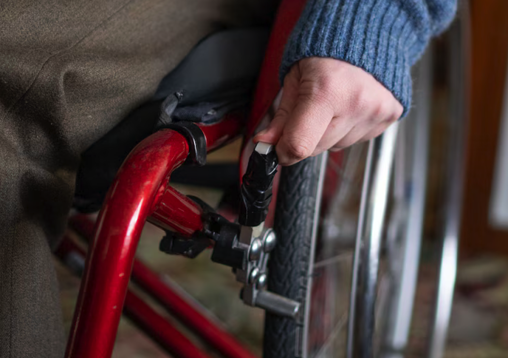 澳洲当局大砍NDIS,华人护工悲迎“行业寒冬”!网友怒批骗局横行,35万人料将被踢出局(组图) - 2