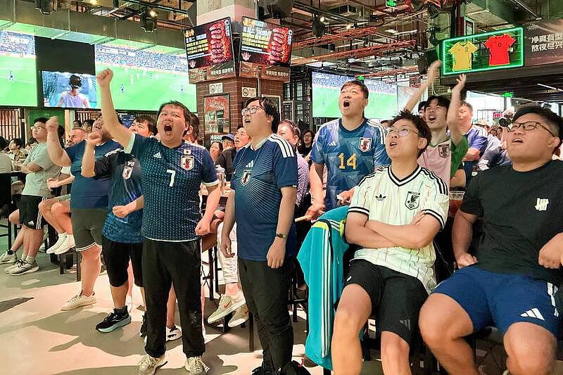 中国男不满马来西亚饭店未挂五星旗，遭网友打脸：中国未晋级世足赛 - 3