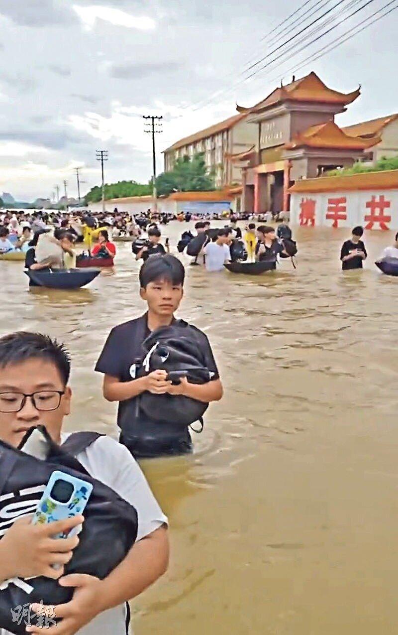广西校舍淹水3层楼！1.2万师生被困，断水断粮…学生网上求助（组图） - 1