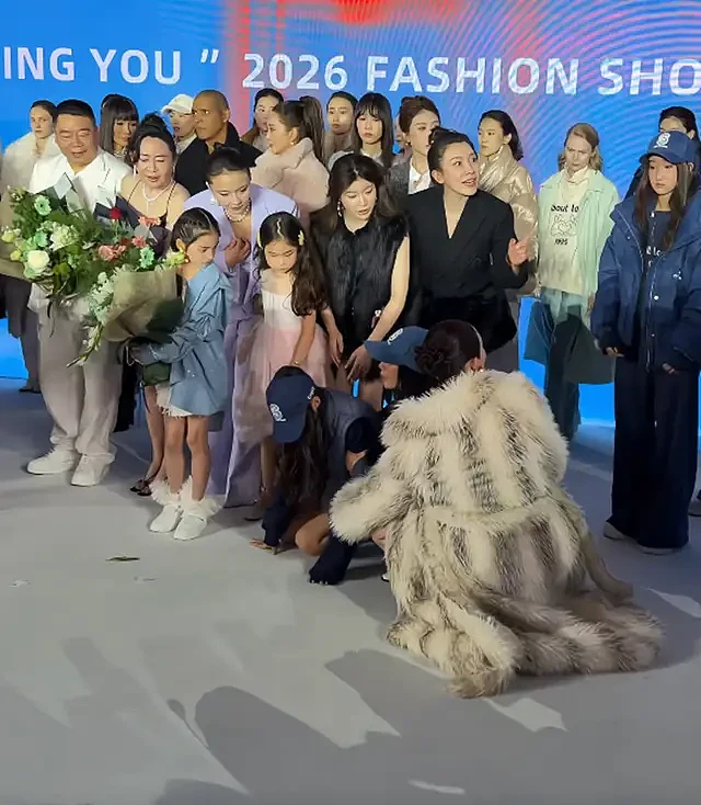 赵子琪小女儿秀场2次晕倒,一旁亲姐被指太冷漠 - 5